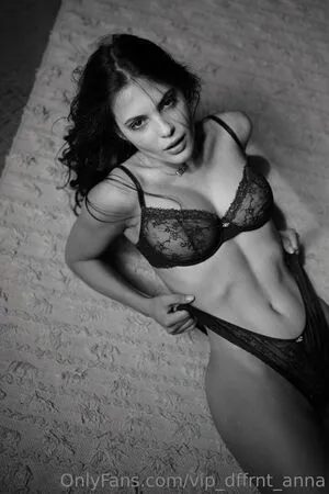 dffrnt_anna / Anna Penzes фото голая #0058