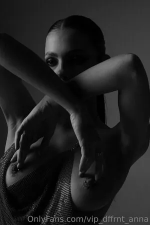 dffrnt_anna / Anna Penzes фото голая #0086
