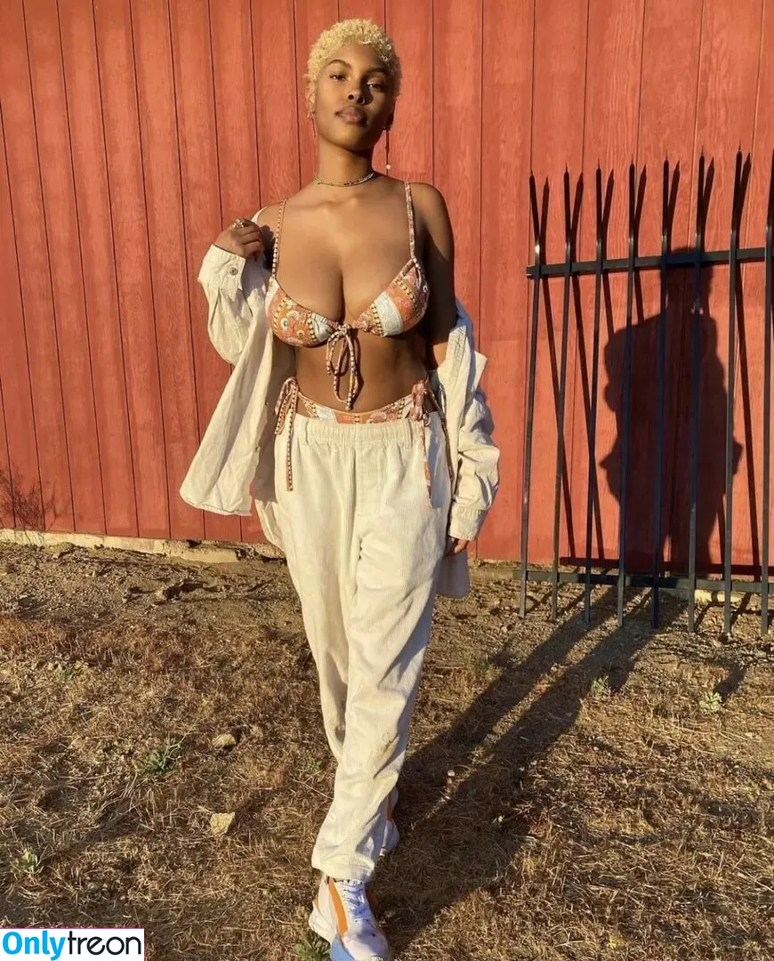 Diamond White голая photo #0001 (diamondwhiteeeee / officialdiamondwhite)