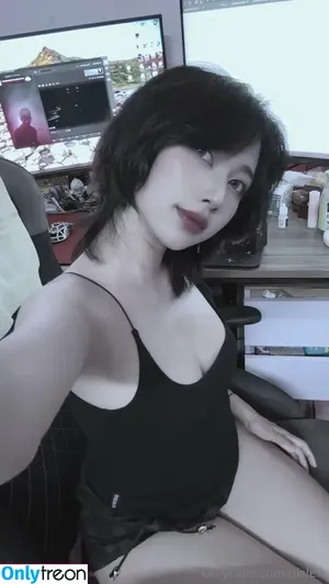 Disleft / Mercury Nguyen nude photo #0183