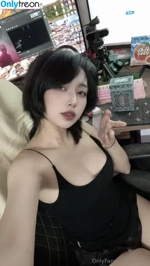 Disleft / Mercury Nguyen nude photo #0191