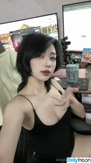 Disleft / Mercury Nguyen nude photo #0192