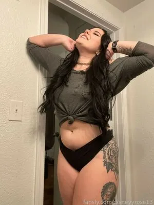 disneyyrose13 / disneyy13rose nude photo #0002