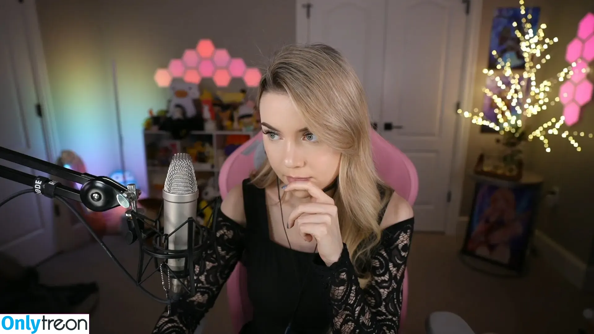 Dizzykitten nude photo #1939 (dizzykitten7 / dizzykittenpaws / thedizzykitten)