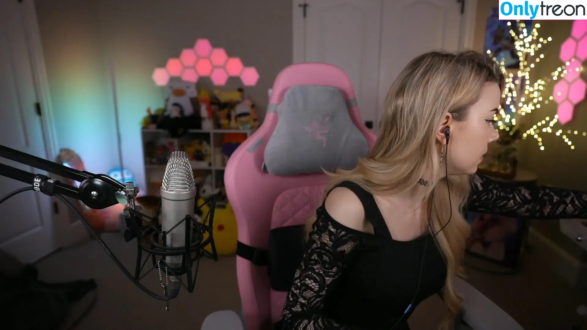 Dizzykitten nude photo #1942 (dizzykitten7 / dizzykittenpaws / thedizzykitten)
