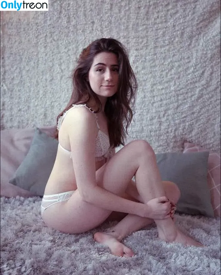 Dodie Clark nude photo #0016 (doddleoddle)