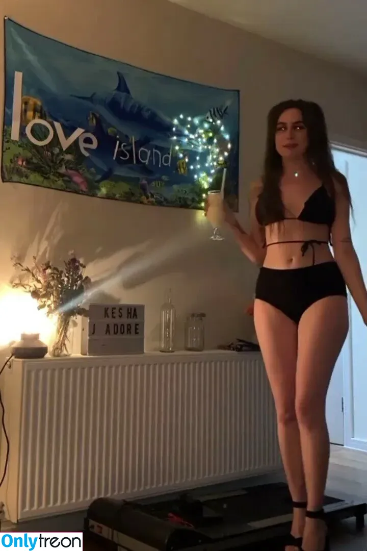 Dodie Clark nude photo #0018 (doddleoddle)