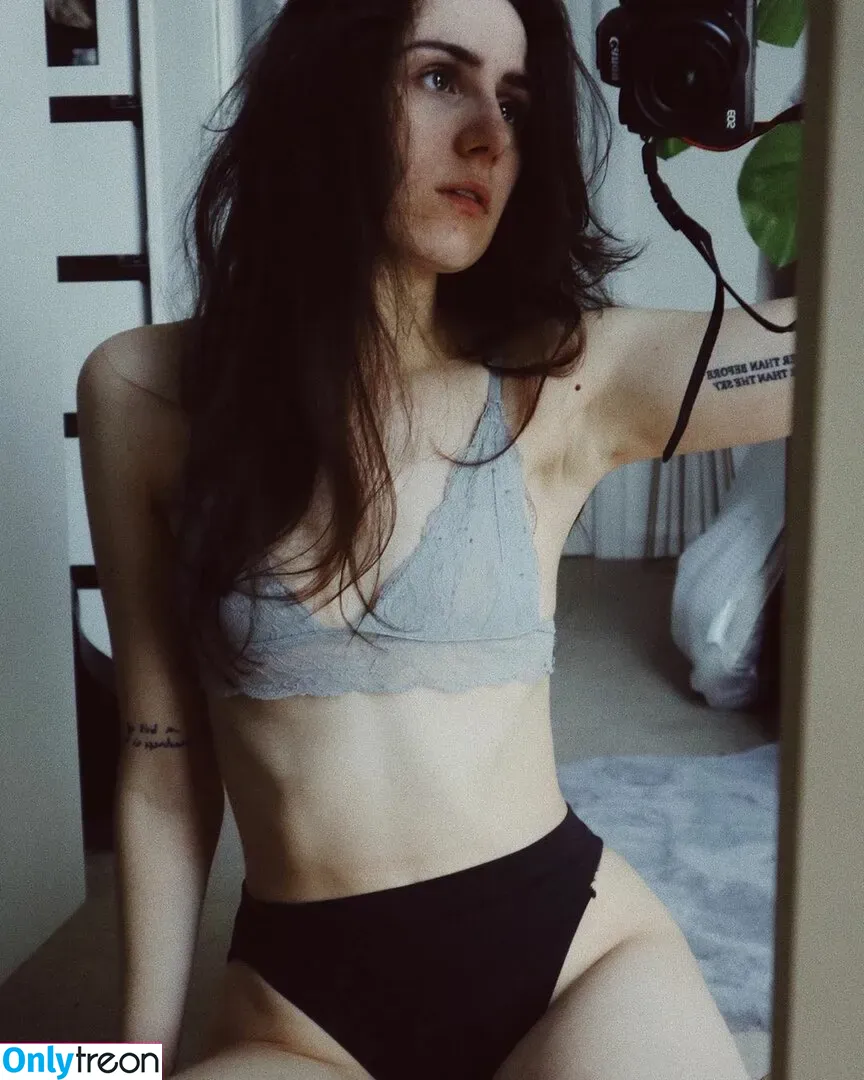 Dodie Clark nude photo #0019 (doddleoddle)