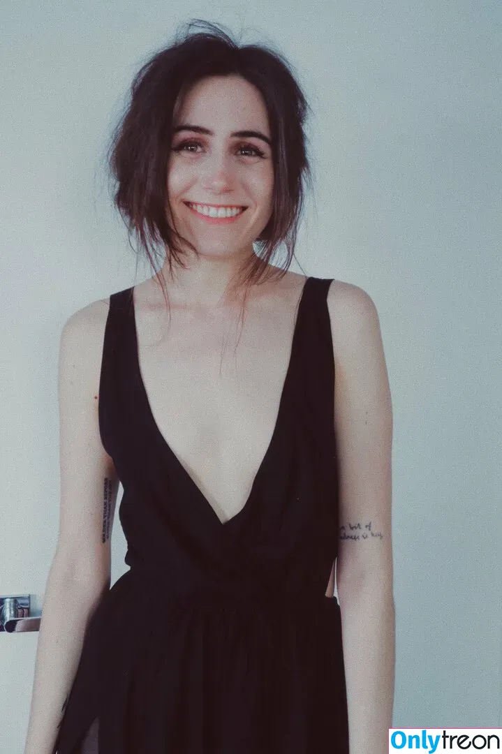 Dodie Clark nude photo #0025 (doddleoddle)