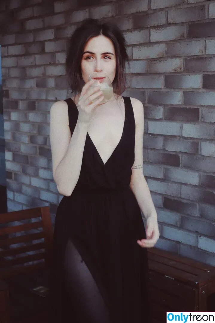 Dodie Clark nude photo #0026 (doddleoddle)