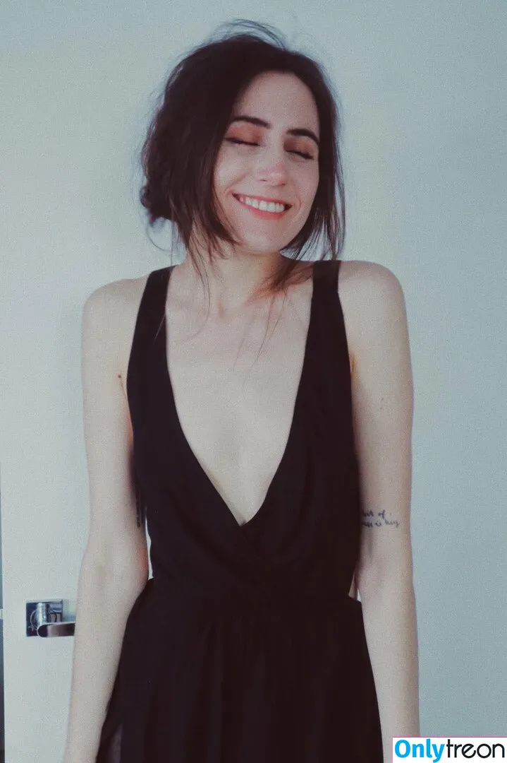 Dodie Clark nude photo #0027 (doddleoddle)