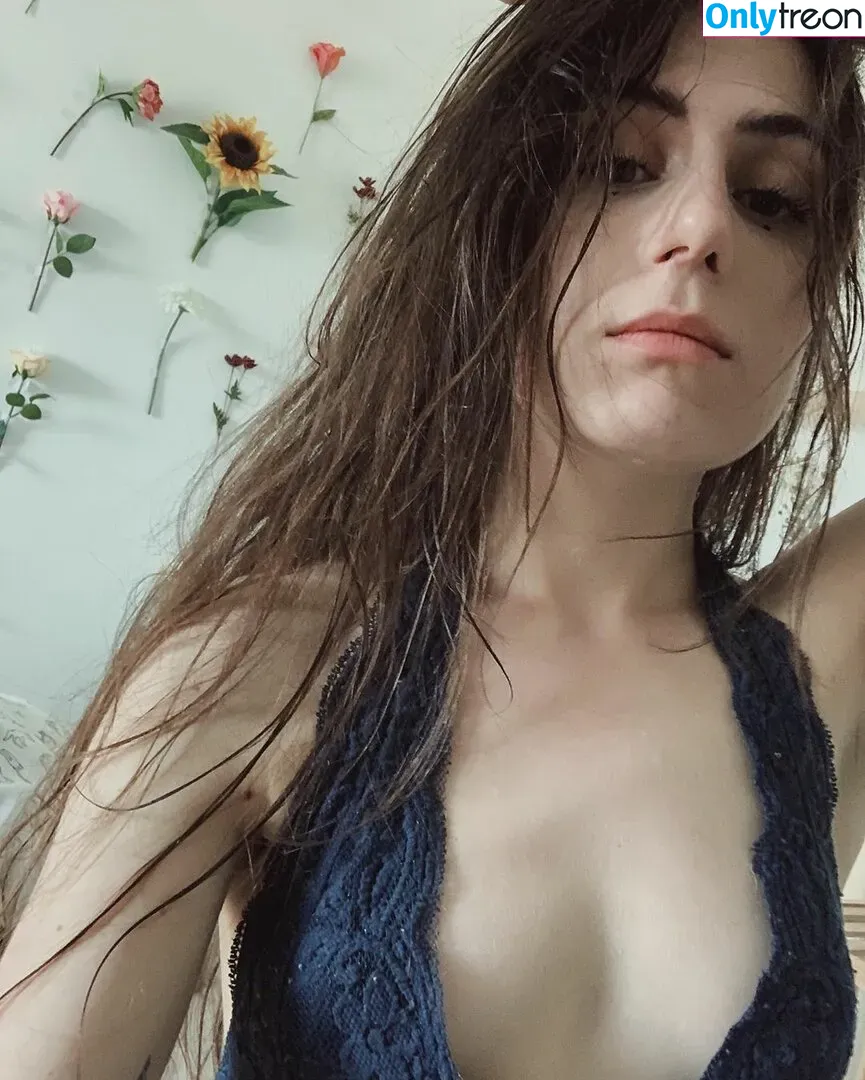 Dodie Clark nude photo #0029 (doddleoddle)