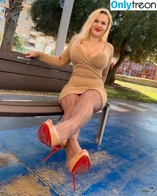 Dolly Fox nude photo #0067 (dollyfoxvip / dollyliciousfox)