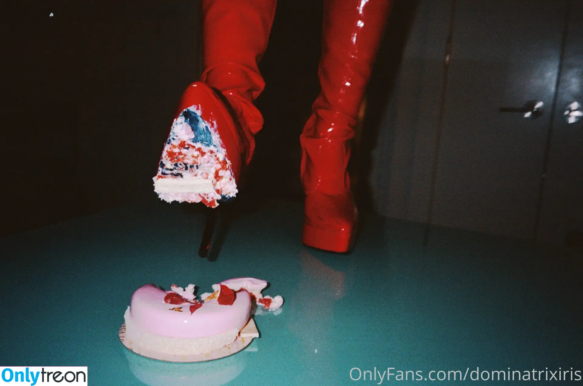 dominatrixiris голая photo #0007 (houseofiris.official)