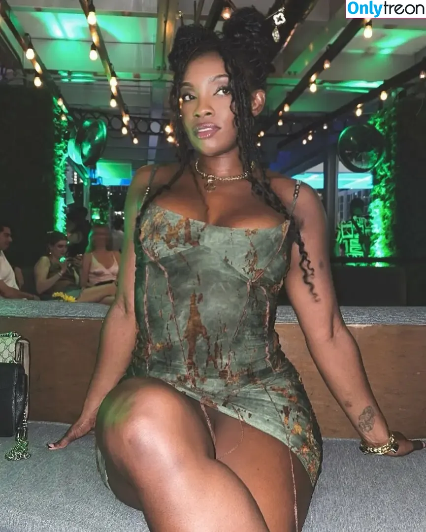 Dominique Alexander nude photo #0001 (Dominique__fox)
