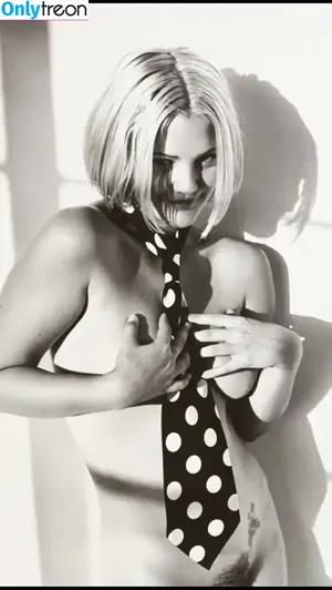 Drew Barrymore / DrewBarrymore nude photo #0213