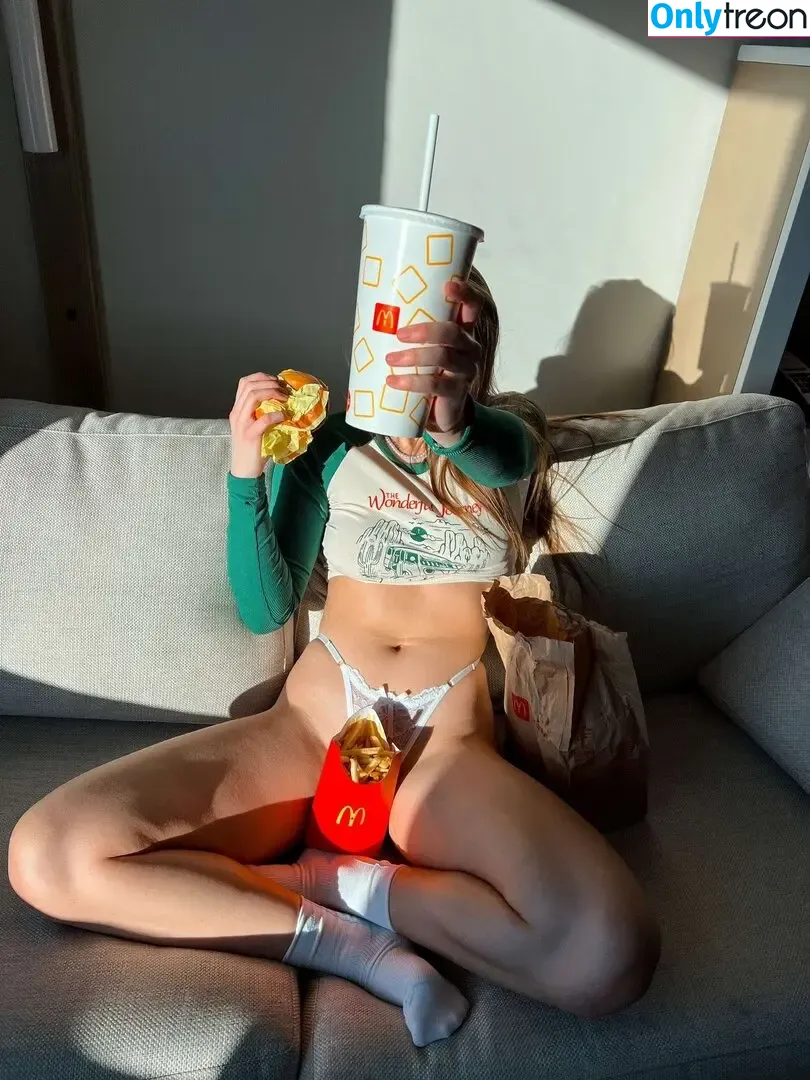 Duna donuts nude photo #0021 (d.o.n.u.t.s / official_dunaaa)