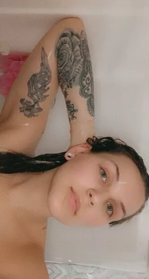 eeekerie / eekre nude photo #0001
