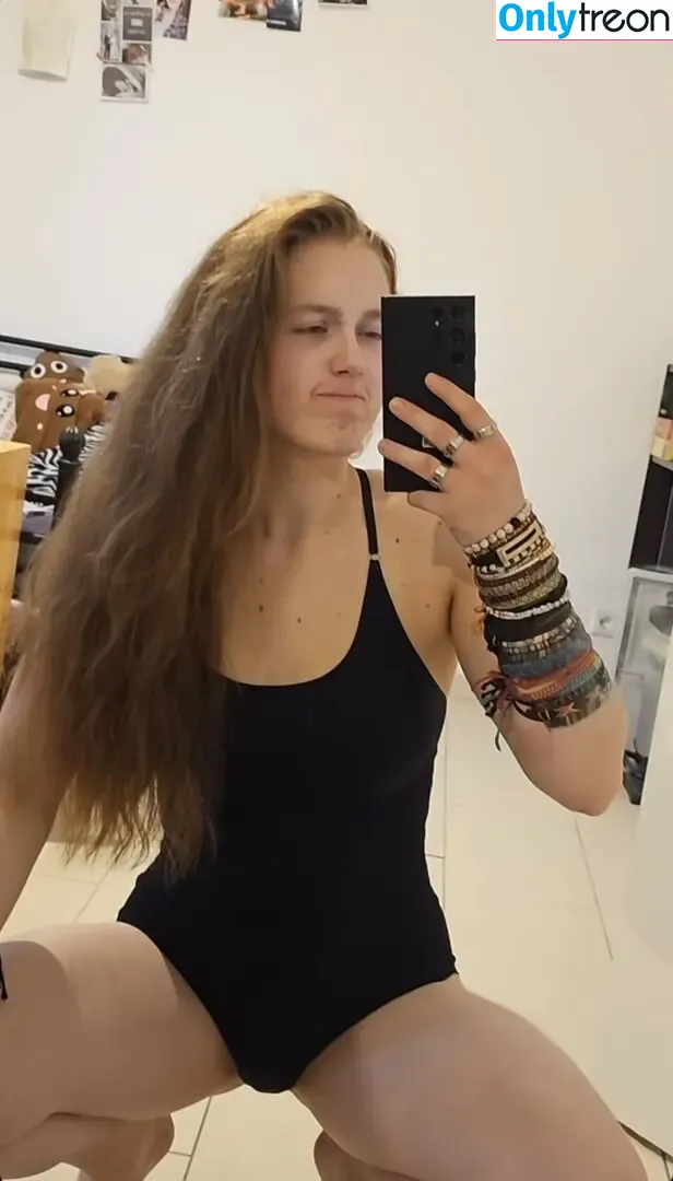 einfachnurchristiinaa nude photo #0005 (einfachnurchristiinaa)