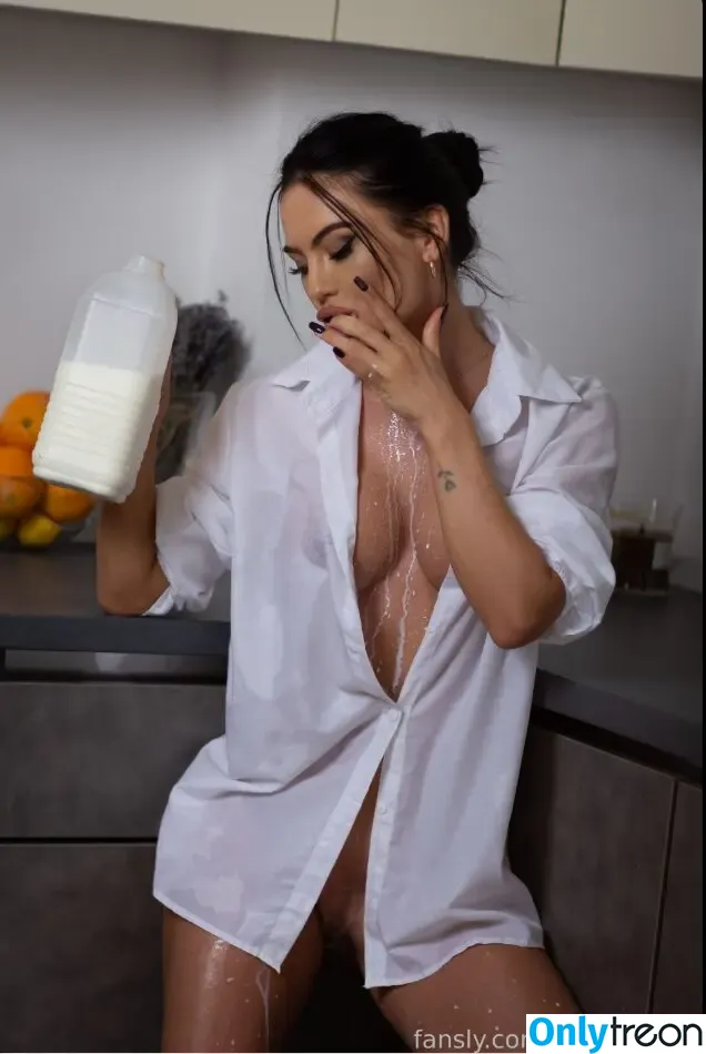 Electrakisss nude photo #0047 (Charlotteexo_ / islandkiss)
