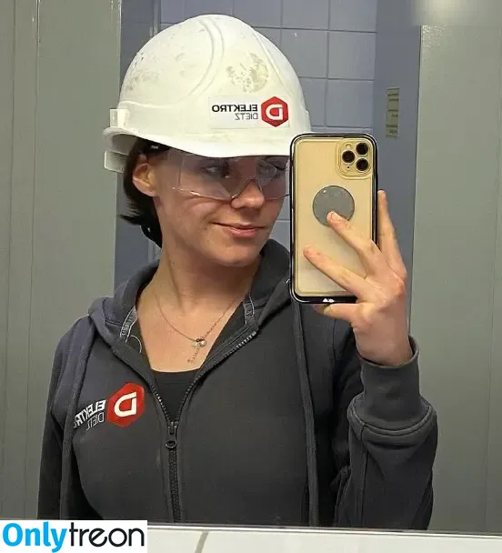 Elektrikerin Sara голая photo #0005 (Elektrikerin Sara)