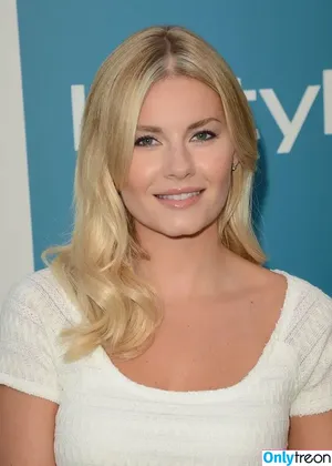 Elisha Cuthbert / Girl Next Door / elishaphaneuf nude photo #0365