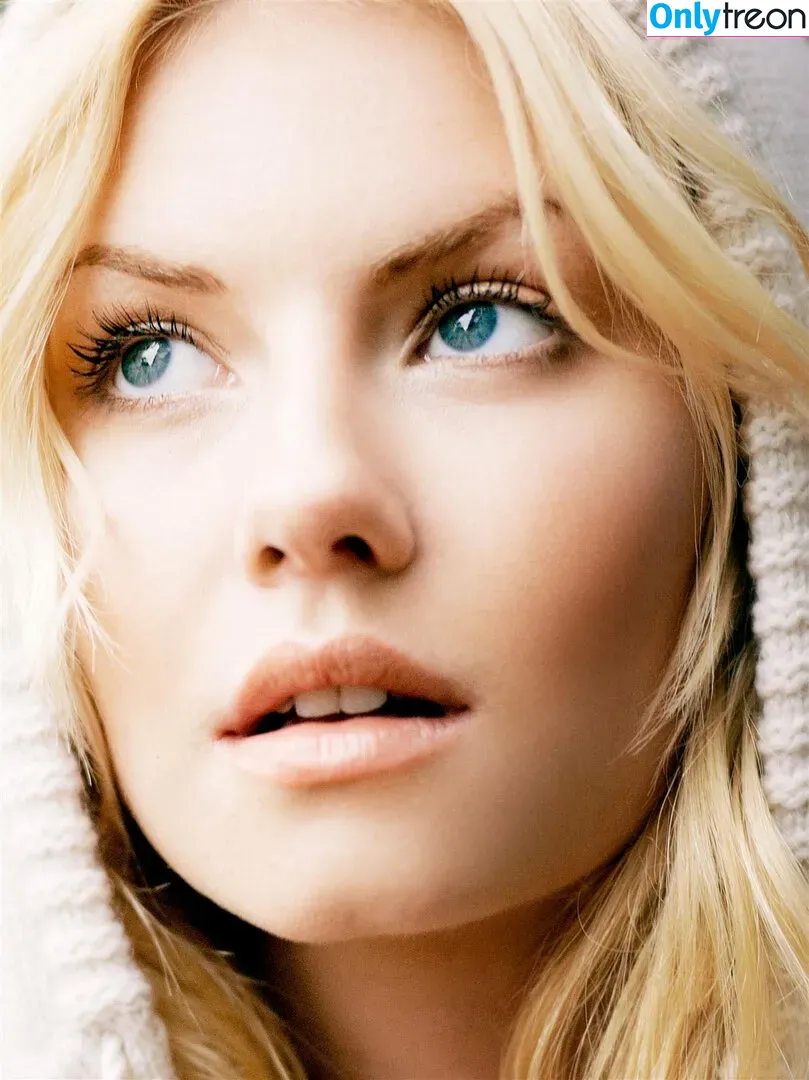 Elisha Cuthbert голая photo #0161 (Girl Next Door / elishaphaneuf)