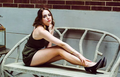 Elizabeth Gillies / lizgillz nude photo #0022