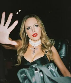 Elizabeth Gillies / lizgillz nude photo #0082