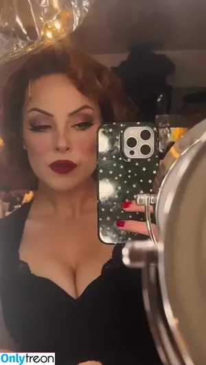 Elizabeth Gillies / lizgillz nude photo #0431