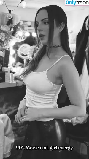 Elizabeth Gillies / lizgillz nude photo #0432