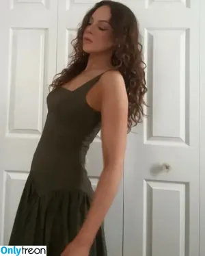 Elizabeth Gillies / lizgillz nude photo #0474