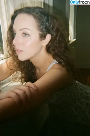 Elizabeth Gillies / lizgillz nude photo #0490