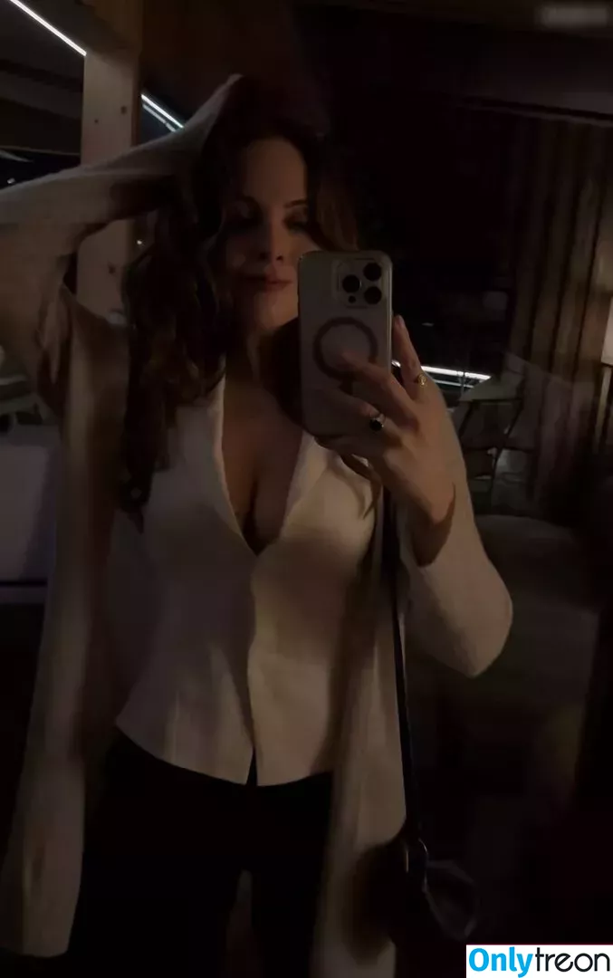 Elizabeth Gillies голая photo #0262 (lizgillz)
