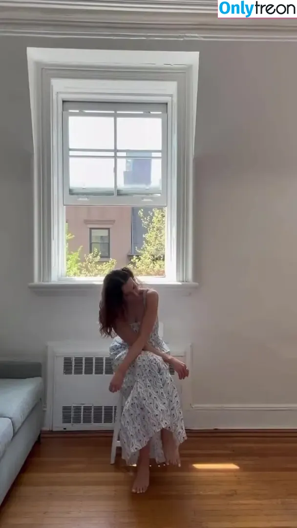 Elizabeth Gillies nude photo #0480 (lizgillz)