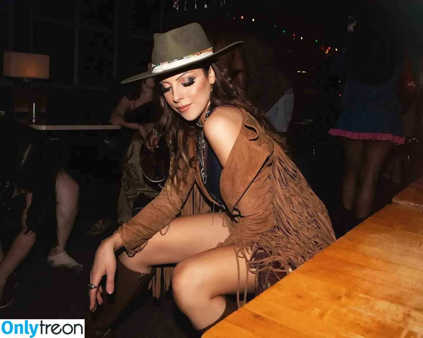 Elizabeth Gillies nude photo #0489 (lizgillz)