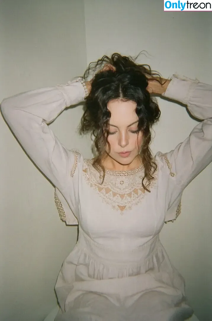 Elizabeth Gillies nude photo #0498 (lizgillz)
