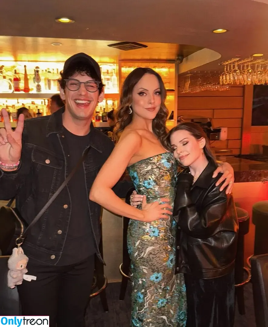 Elizabeth Gillies голая photo #0554 (lizgillz)