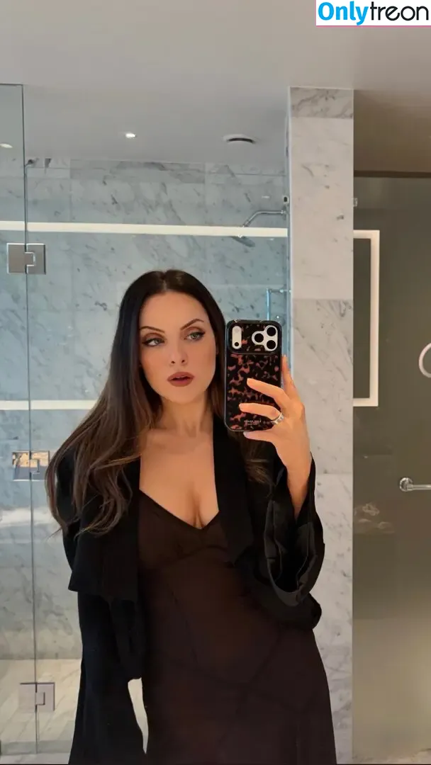 Elizabeth Gillies nude photo #0647 (lizgillz)