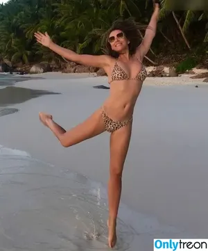 Elizabeth Jane Hurley / ElizabethHurley / elizabethhurleybeach nude photo #0039