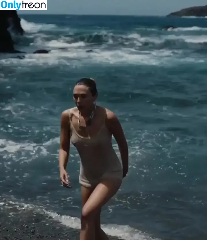 Elizabeth Olsen nude photo #2510 (elizabetholsendaily / lizabeth_olsen)