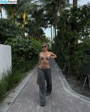 Elizabeth Weber / Ewebzz nude photo #0078