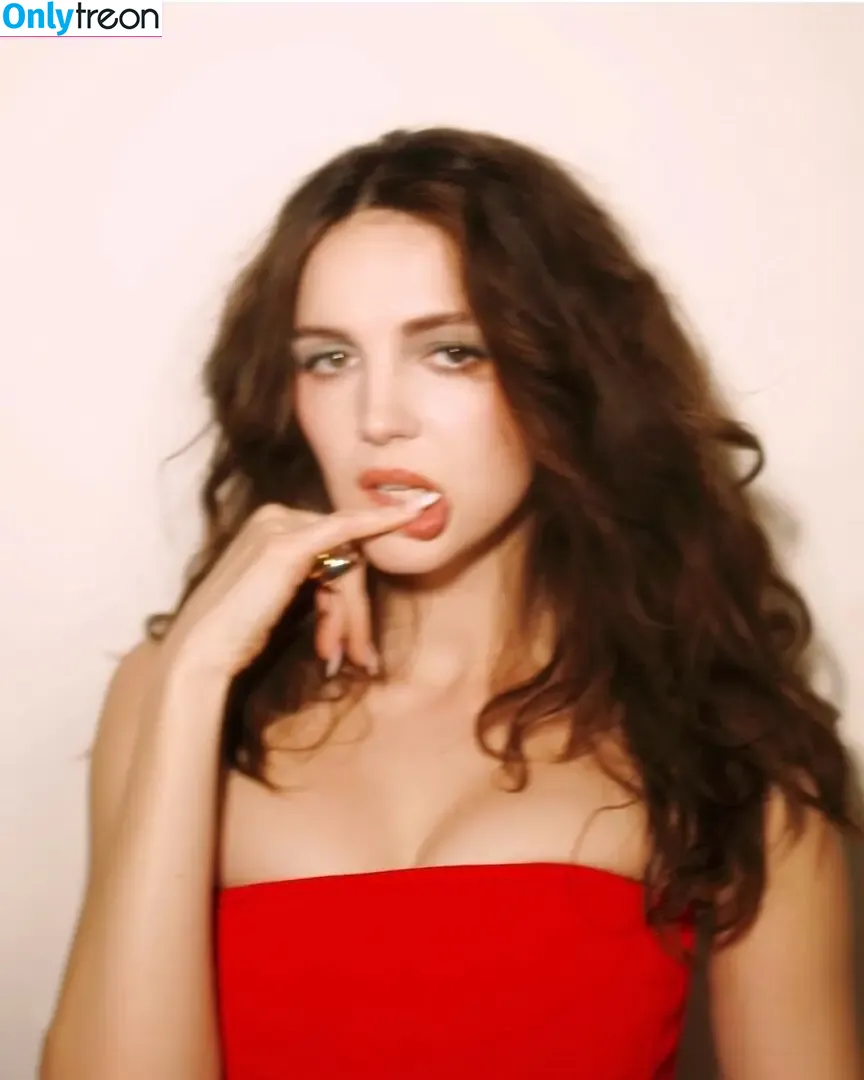 Ella Hunt голая photo #0246 (EllaHunt)