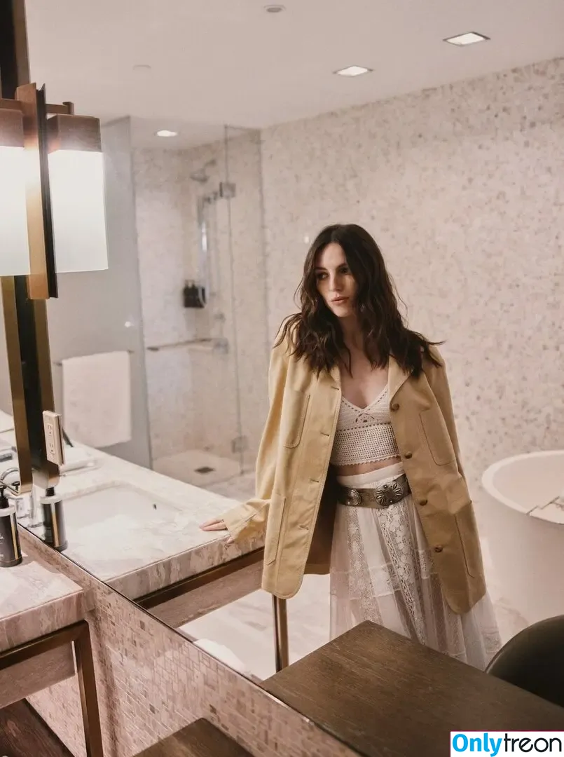 Ella Hunt голая photo #0301 (EllaHunt)