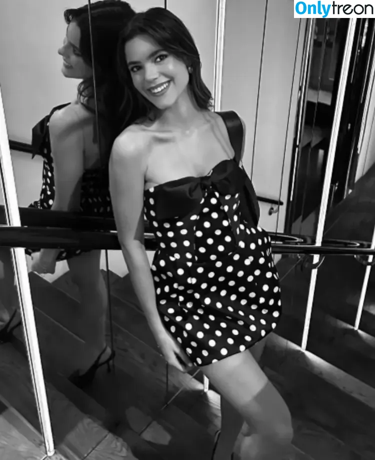 Ella Mendelsohn nude photo #1000 (ellamendelsohn)