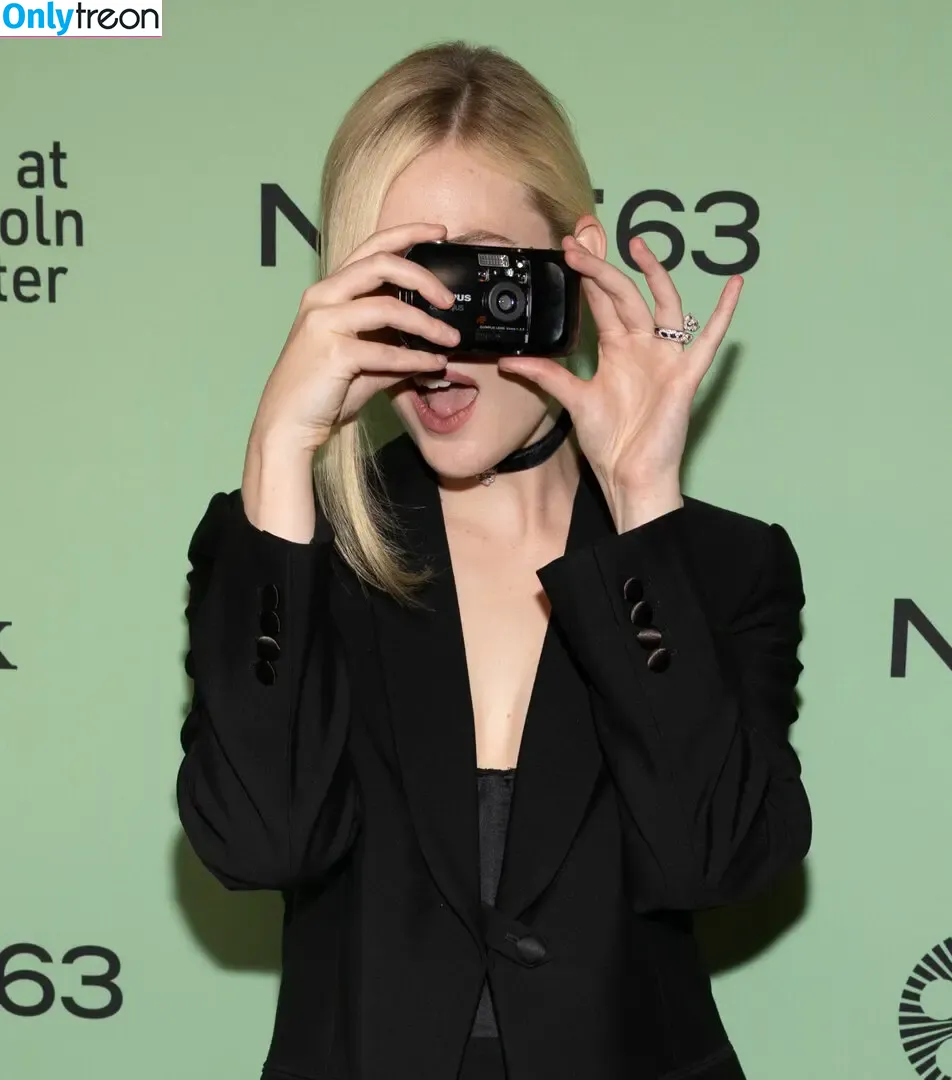 Elle Fanning nude photo #3260 (ellefanning)