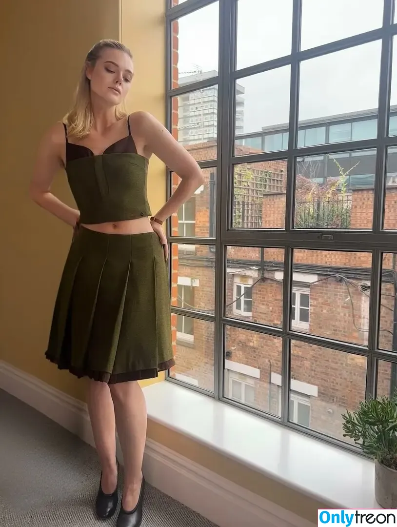 Elle Fanning nude photo #3373 (ellefanning)