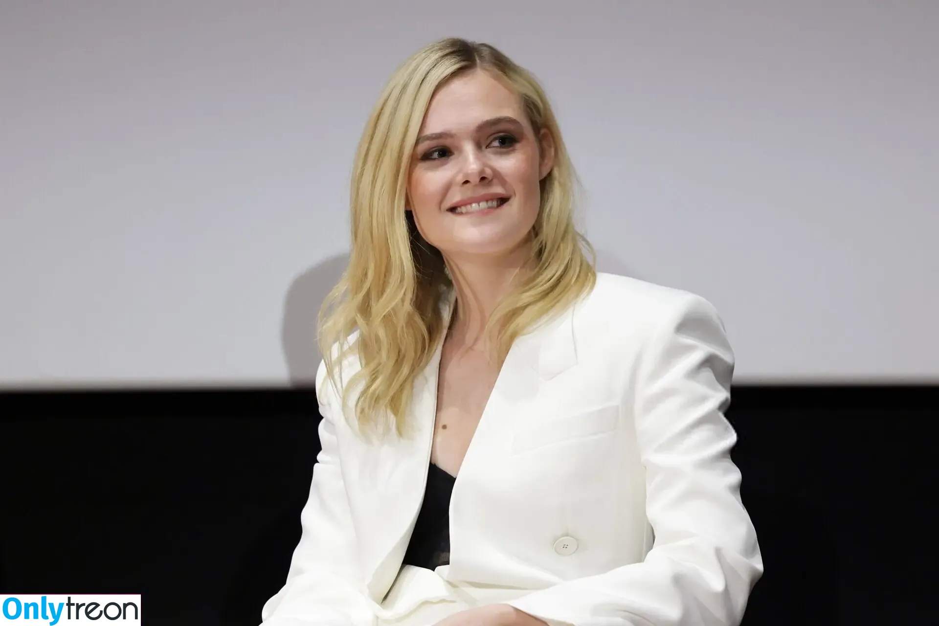 Elle Fanning nude photo #3397 (ellefanning)