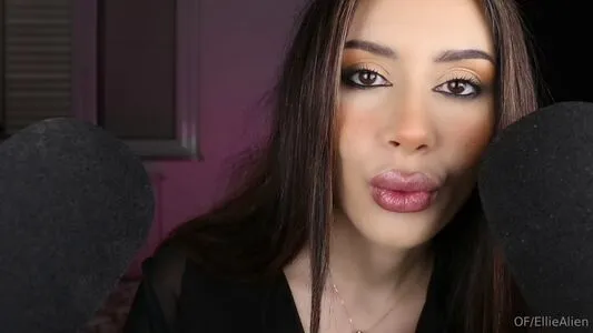 Ellie Alien / ellie.alien.asmr / elliealienasmr фото голая #0243