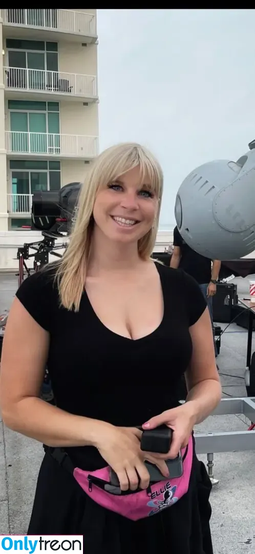 Ellie In Space nude photo #0082 (elianainspace / esherifftv)